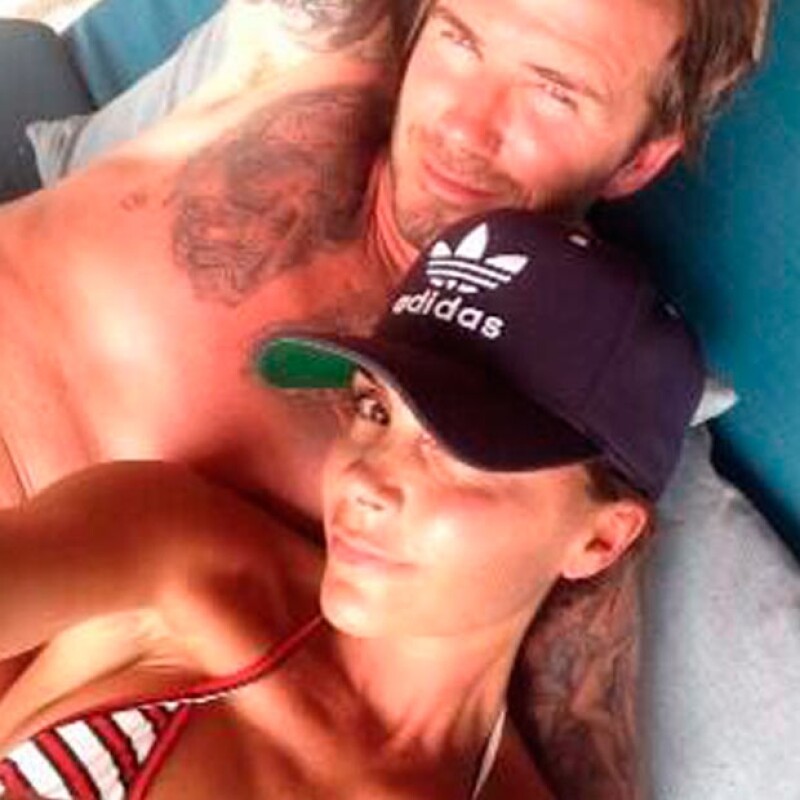 Victoria Beckham compartió esta romántica imagen en compañía de su esposo David Beckham.