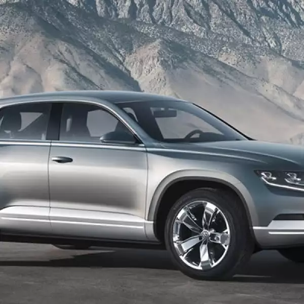 Además, su ancho de 1,868 mm y su altura de 1,523 mm también lo posicionan entre estos dos modelos.