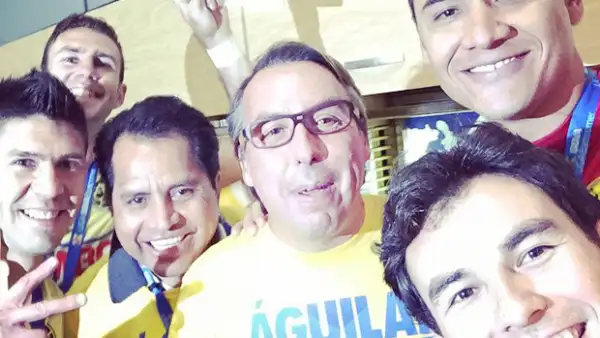El piloto mexicano de Fórmula 1 volvió realidad su sueño de celebrar el campeonato del equipo en los vestidores. Publicó una selfie junto a Emilio Azcárraga y los jugadores.
