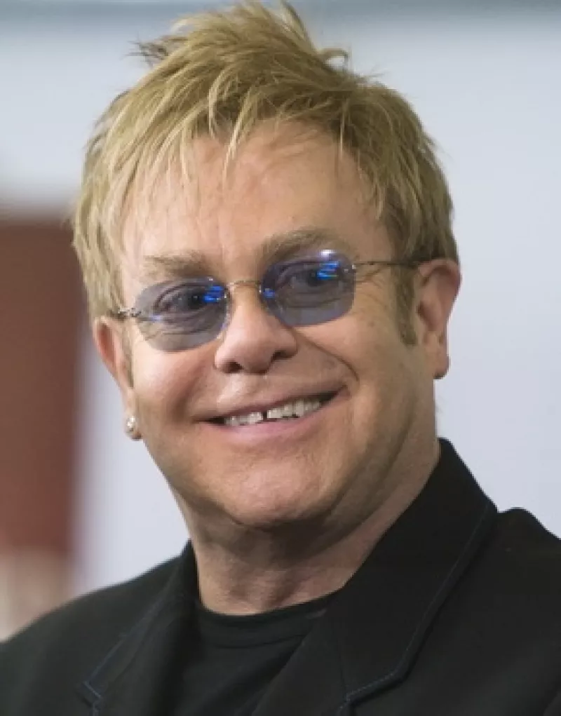 El cantante fue hospitalizado a causa de una infección con bacteria E. coli y gripe, por lo que tuvo que cancelar conciertos en Inglaterra, Irlanda y en Estados Unidos.
