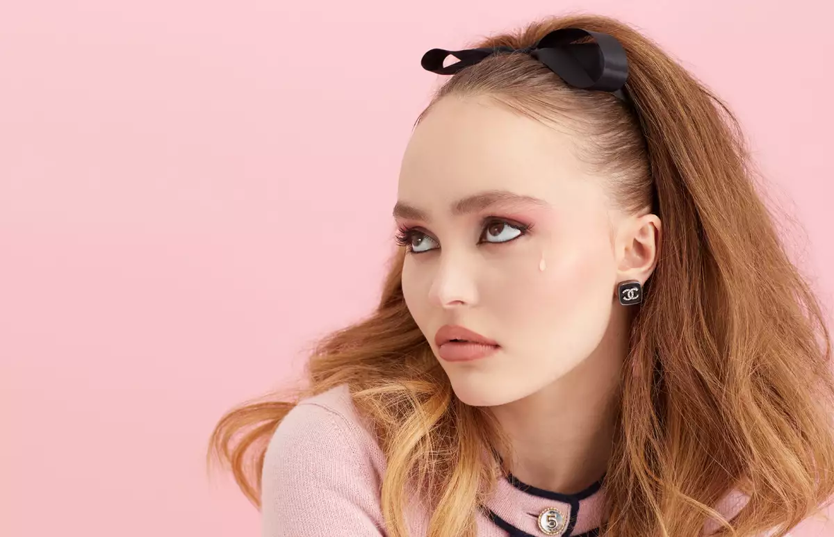 LILY ROSE DEPP-CHANEL-ROSA-ENTREVISTA-ROUGE COCO BLOOM-VIRGINIE VIARD.jpg
