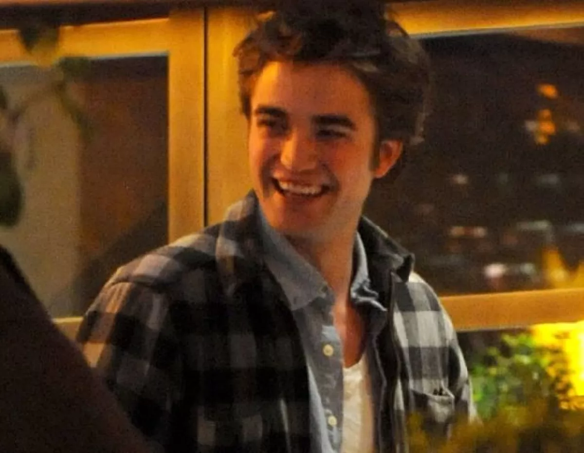 Robert Pattinson en el bar Blue Café en Yaletown, Vancouver.