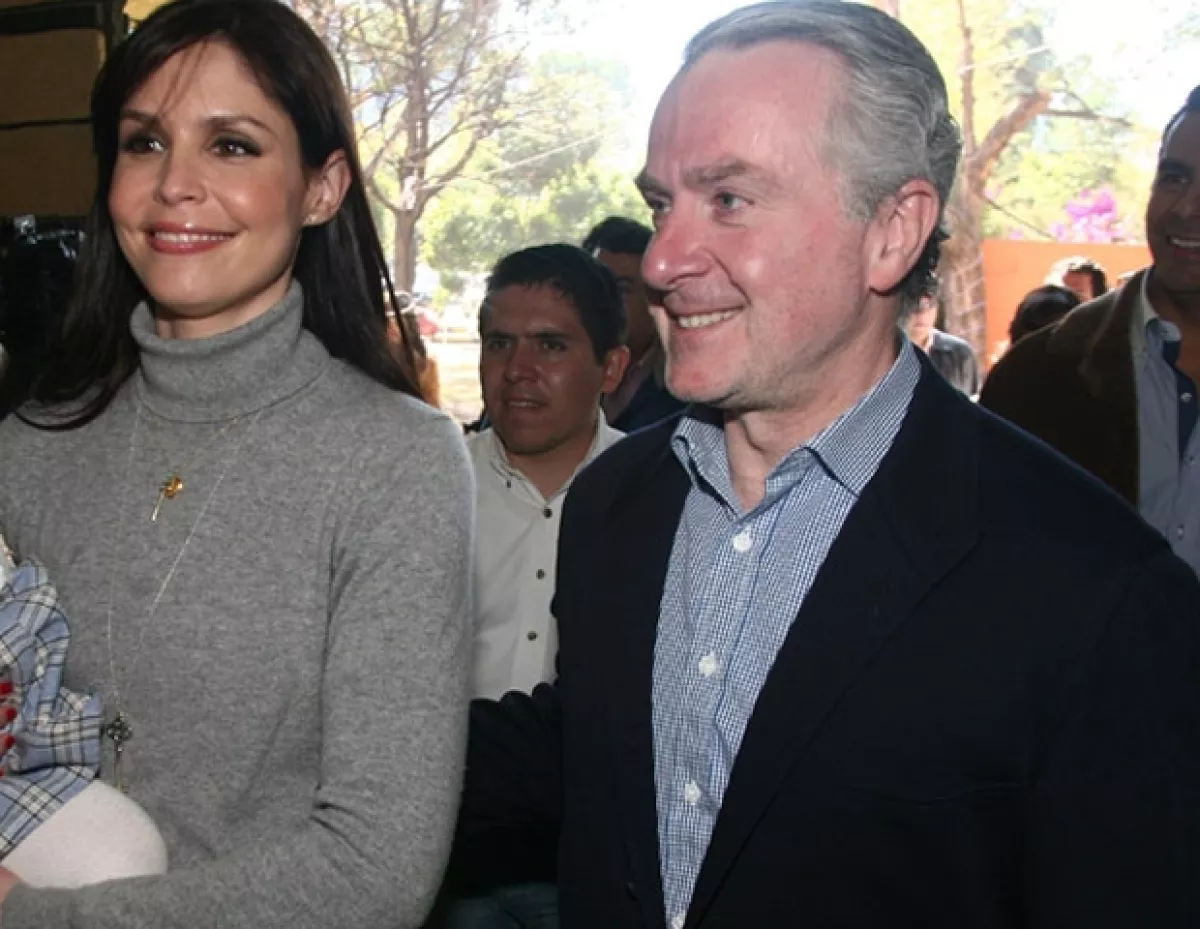 A pesar de que Paulina Velasco es 23 años menor que Santiago Creel han formado una familia hermosa junto con sus hijas Paulina y, la recién nacida, Miranda.