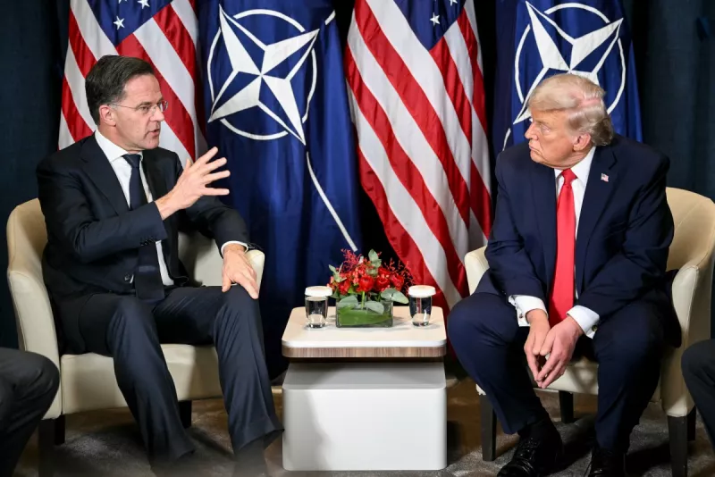El presidente de los Estados Unidos, Donald Trump (derecha), habla con el secretario general de la OTAN, Mark Rutte, durante una reunión bilateral al margen de la reunión anual del Foro Económico Mundial (WEF) en Davos el 21 de enero de 2026. El Foro Económico Mundial tiene lugar en Davos del 19 al 23 de enero de 2026.