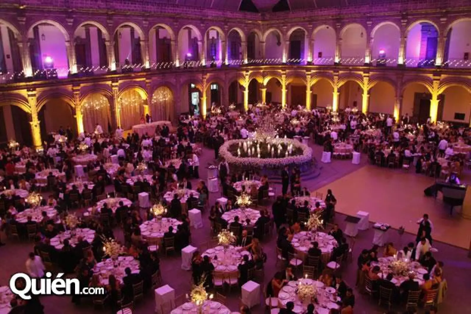 El ex Convento de las Vizcaínas fue el marco ideal para que María Elena Castañón y René Aramoni festejaron su boda en compañía de más de mil invitados entre familiares y amigos.