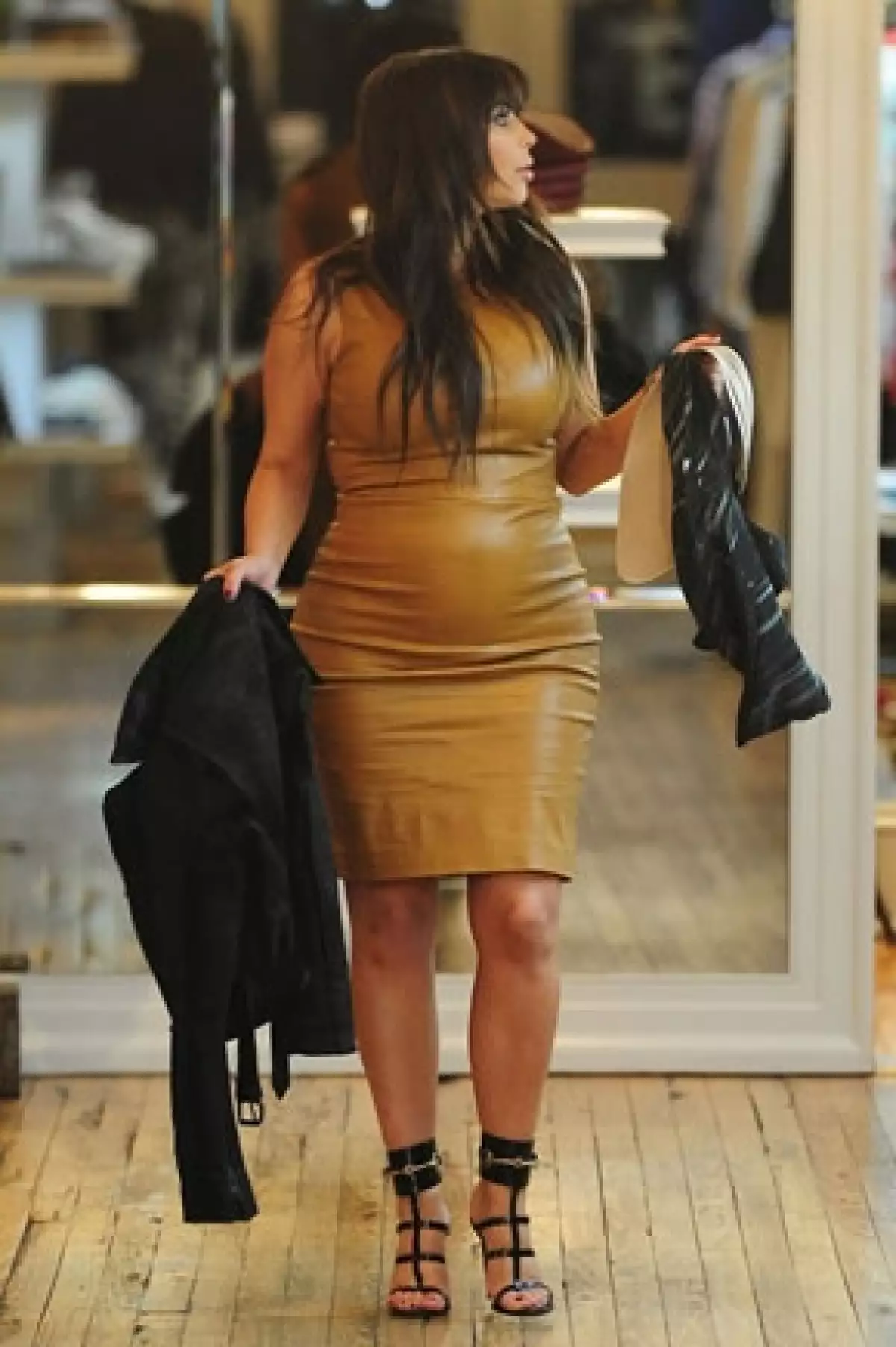 La empresaria y prometida de Kanye West aparece en la portada de la revista US mientras lucía un traje de baño blanco al caminar por la playa, en el que nos deja claro que su figura está de regreso.