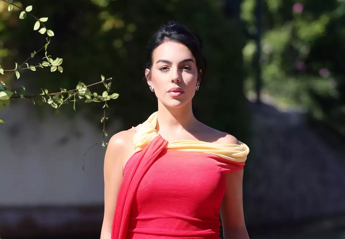 Georgina Rodríguez posa con sexy vestido