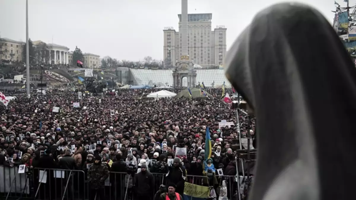 cientos de personas protestan contra la intervención rusa en Ucrania
