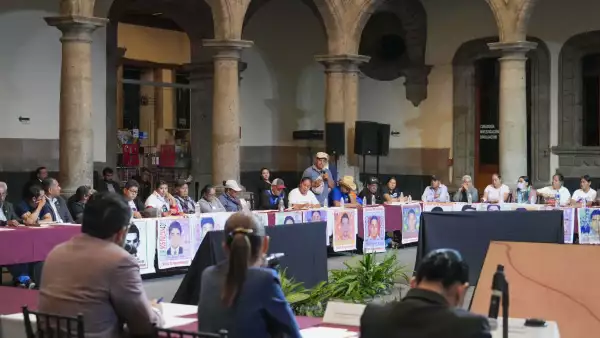 Sheinbaum y Padres Los 43