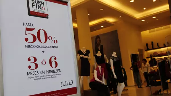 Desde muy temprano cientos de capitalino aprovecharon los descuentos y ofertas en centros comerciales.