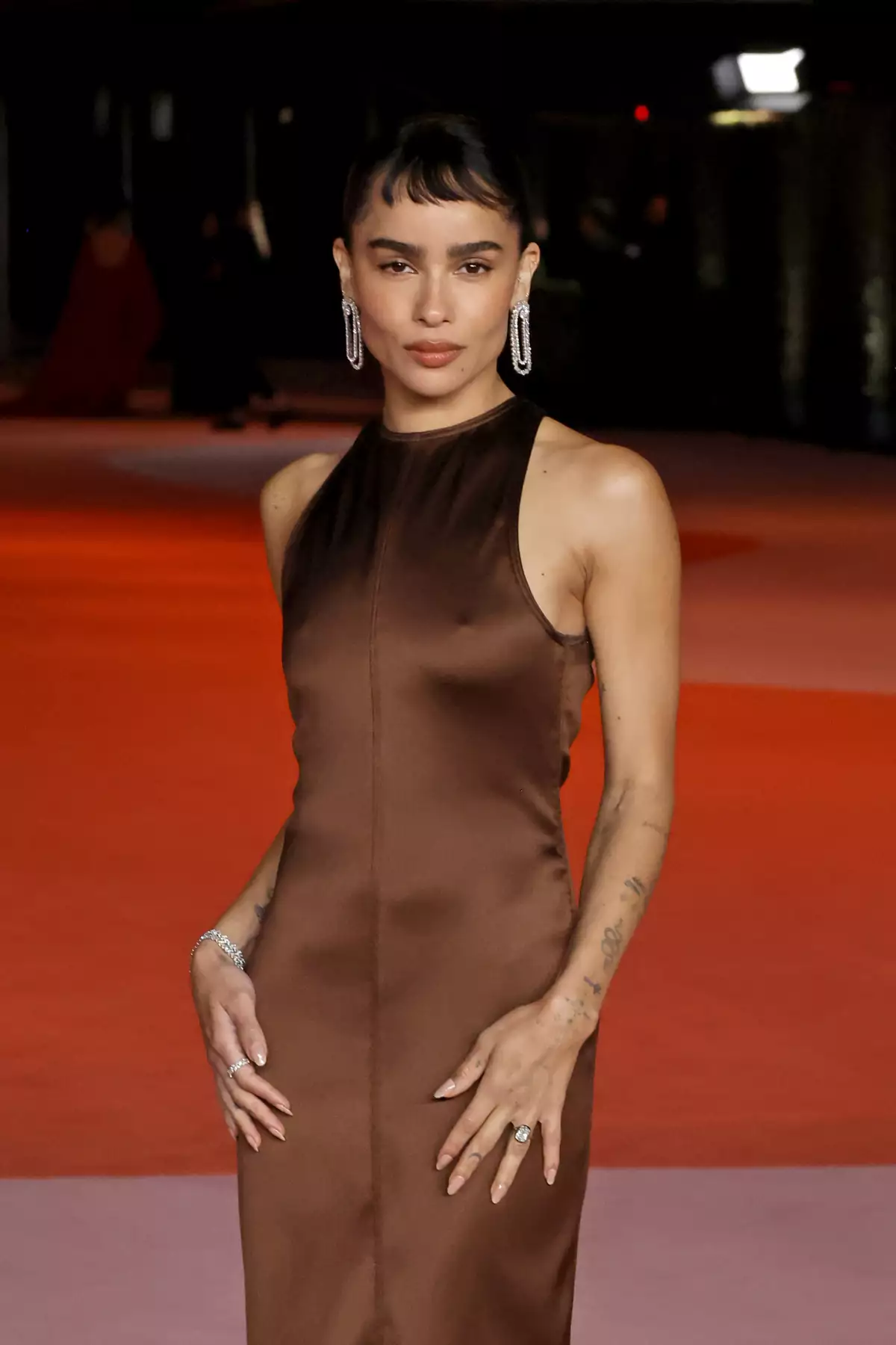 Zoë Kravitz impone tendencia en anillos de compromiso.