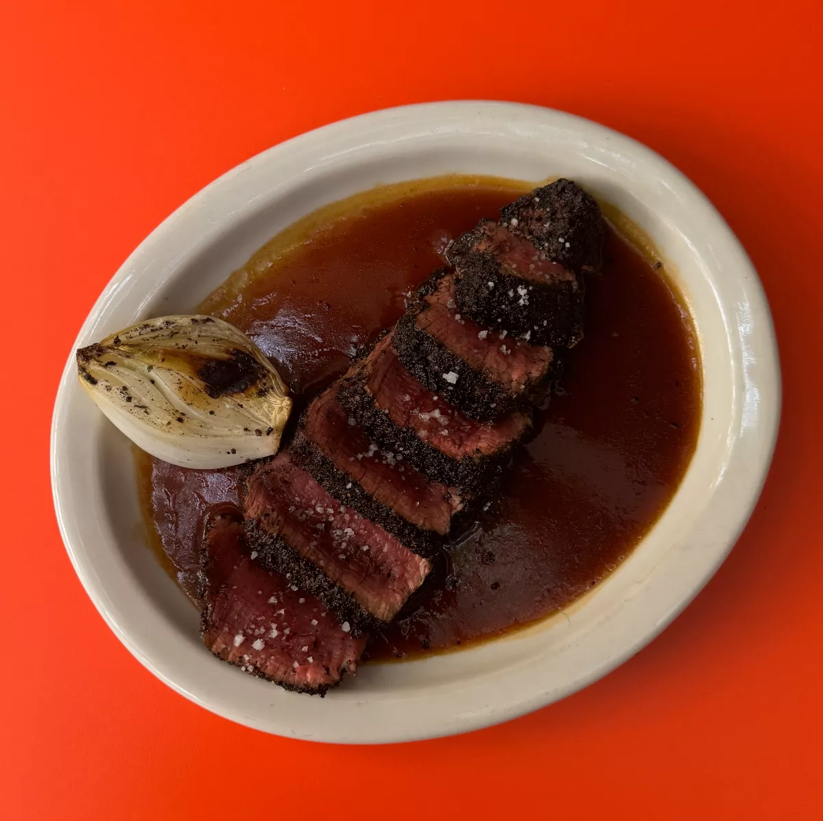 foto de platillo de carne asada acompañado de cebollita.