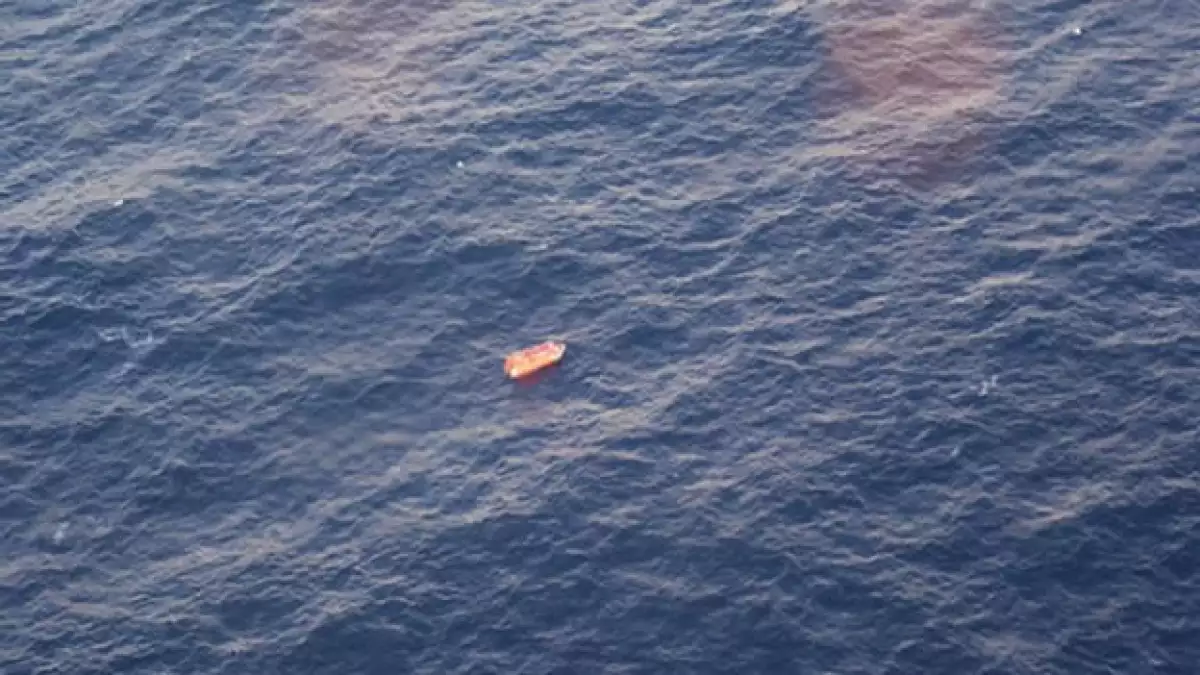 autoridades hallan a una balsa con posibles sobrevivientes