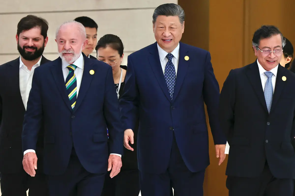 El presidente chino Xi Jinping, el presidente de Brasil, Luiz Inacio Lula da Silva, el presidente de Chile, Gabriel Boric, y el presidente de Colombia, Gustavo Petro, llegan para una sesión de fotos grupales antes de la ceremonia de apertura de la reunión ministerial del Foro China-CELAC en Beijing, China, 13 de mayo de 2025.