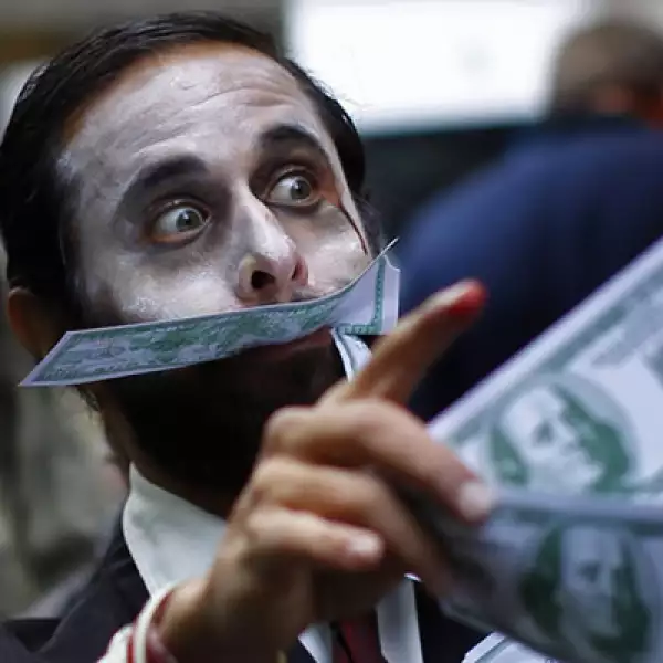 Integrantes del movimiento Occupy Wall Street  (Ocupemos Wall Street) se disfrazaron de zombies y fingieron devorar dinero para que los ejecutivos financieros vieran una metáfora de sus acciones.