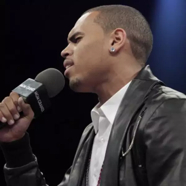 El ex novio de Rihanna, Chris Brown, fue quien cantó el himno nacional estadounidense.