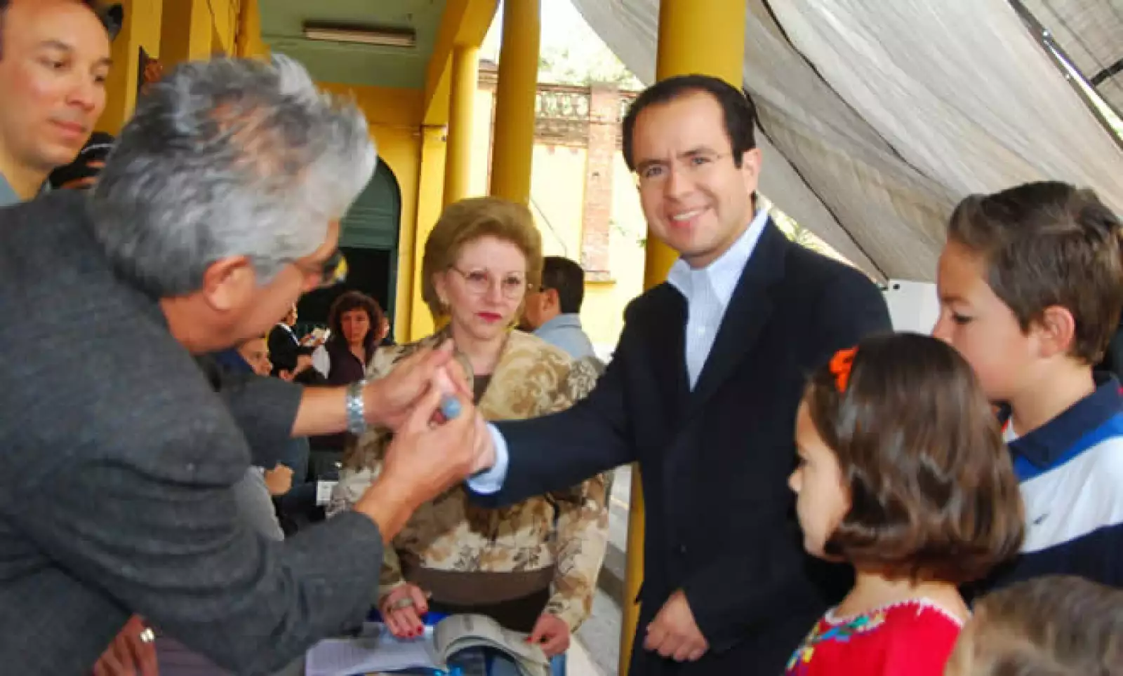 El candidato del PAN a diputado federal, César Nava, acudió a emitir su voto hoy acompañado de su familia en la ciudad de México.