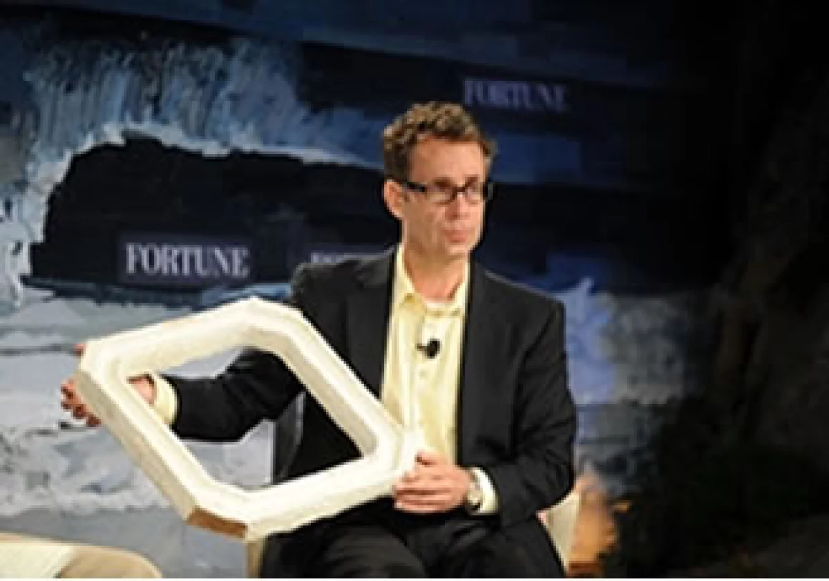 Oliver Campbell, director de gestión de empaquetado de Dell, mostró el empaque que parece tener el mismo peso que otras cajas. (Foto: Cortesía Fortune)