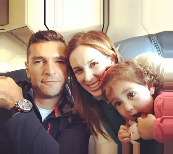 Martín publicó esta foto con esposa y su primera hija.