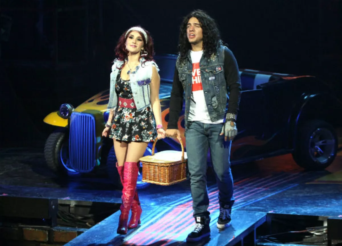 Dulce María en el papel de Sherrie junto a Vadhir Derbez en el musical Rock of Ages.