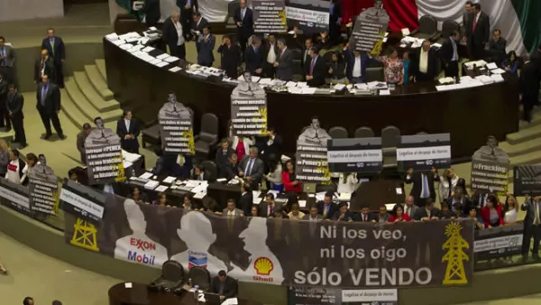 Los legisladores del PRD colocaron una tribuna con la frase ‘Ni los veo ni los oigo’, atribuida al expresidente Carlos Salinas, y las siluetas en alusión a empresas extranjeras de energía.