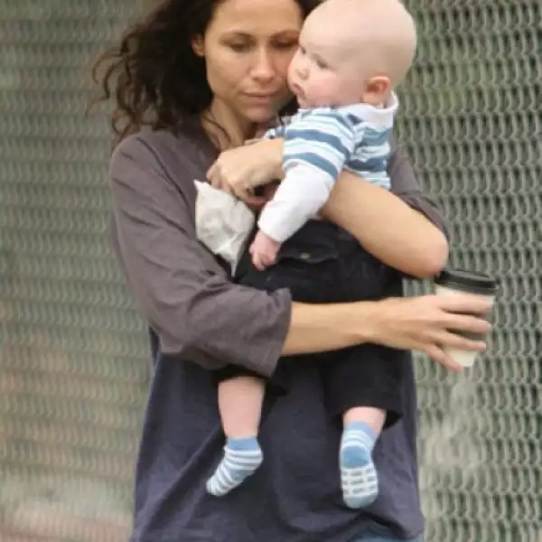 Minnie Driver da un paseo con su hijo, Henry, en Brentwood, California.