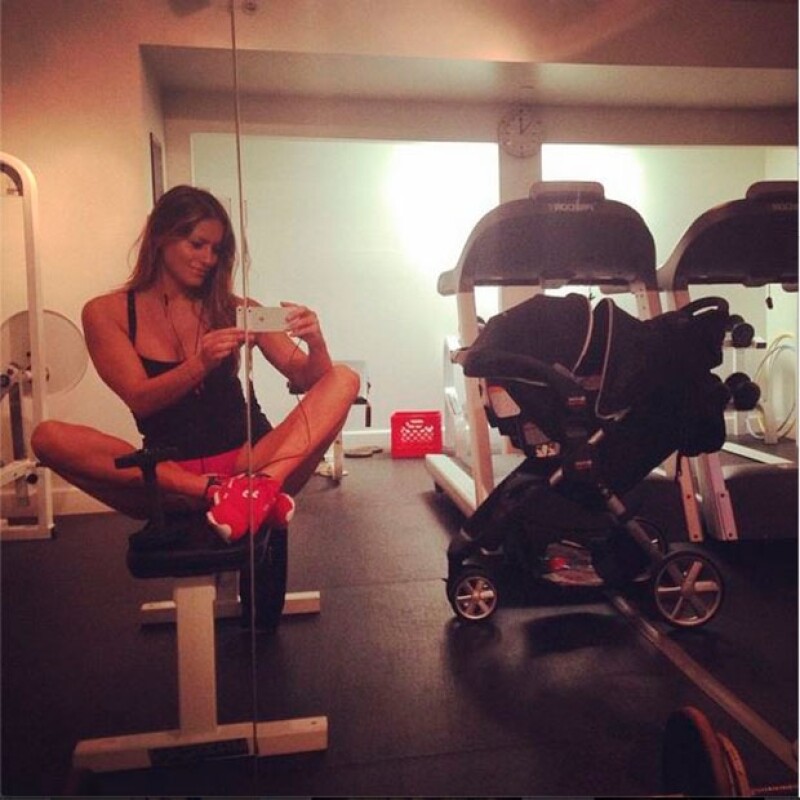 Lola Ponce compartió esta foto en el gimnasio, junto a la carriola de su hija de poco más de un mes de nacida.
