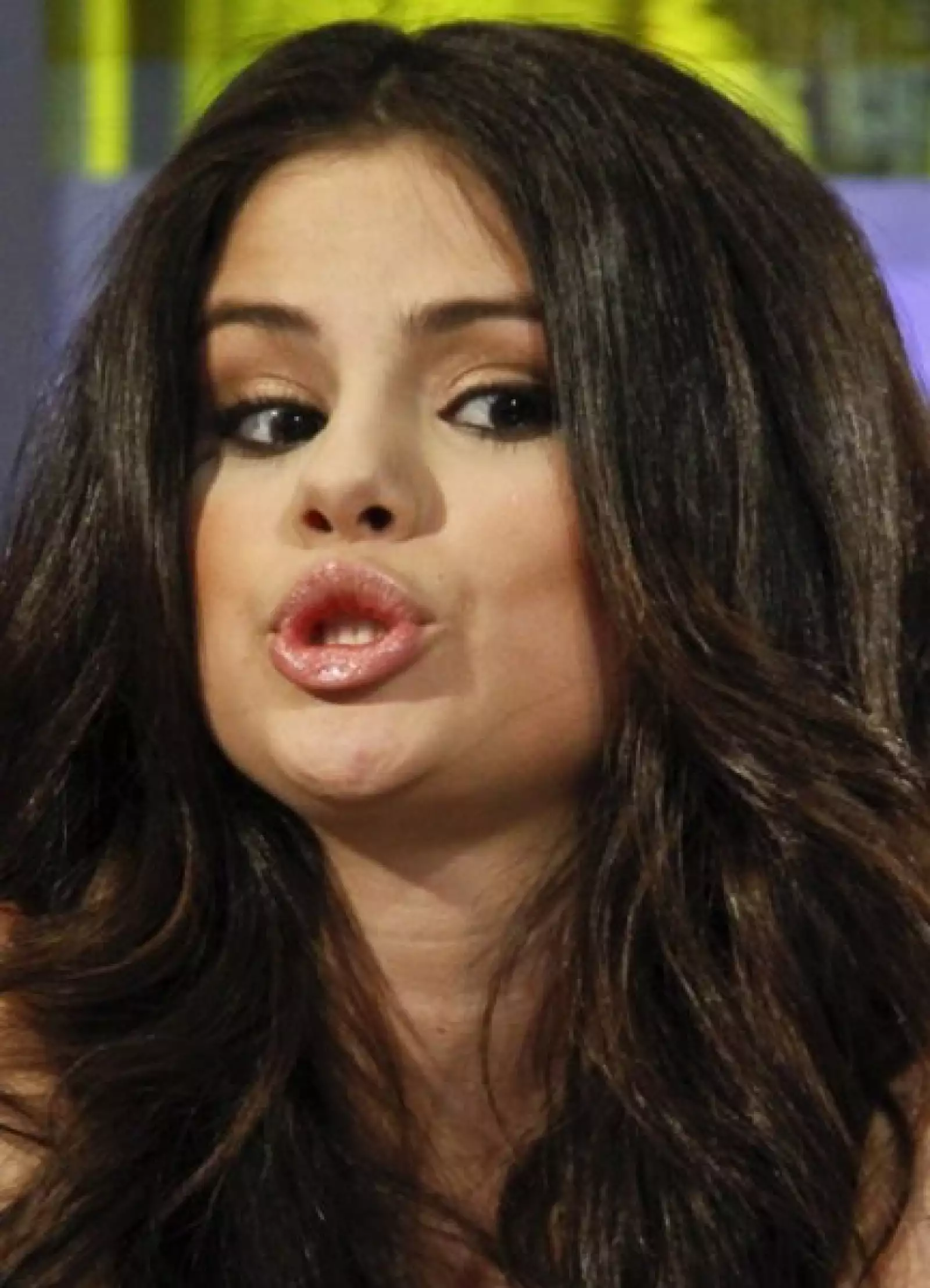 Selena Gómez súper divertida en un programa madrileño.