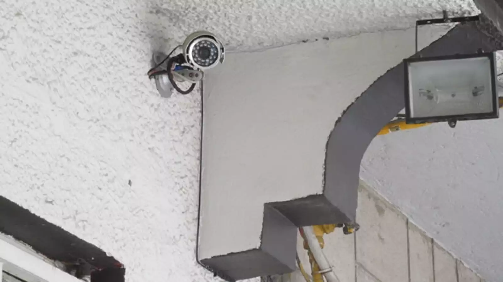 camara de vigilancia en el bar heaven