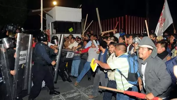 Integrantes de la CNTE protestaron afuera de la Cámara de Diputados.