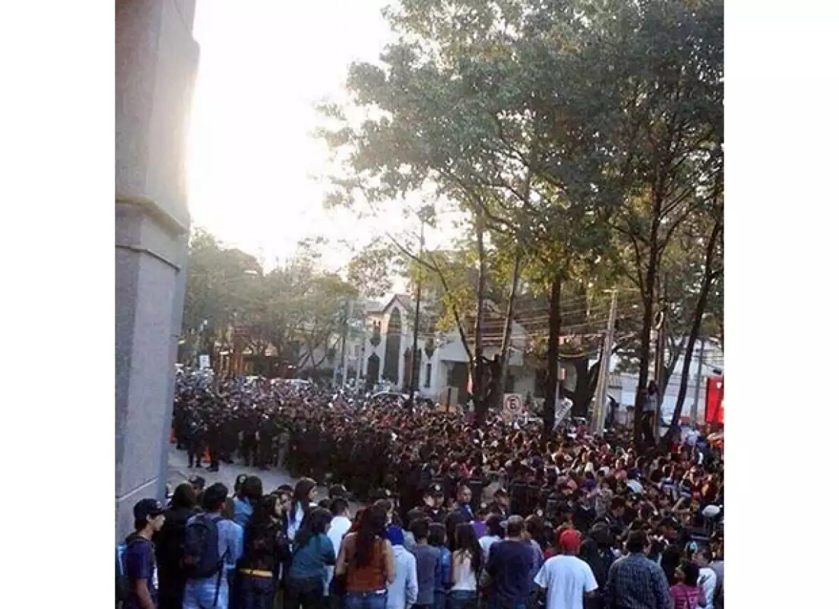 Se desplegó un operativo de seguridad en los alrededores de Polanco debido al revuelo que las fans del cantante han causado desde ayer en las afueras del hotel W.