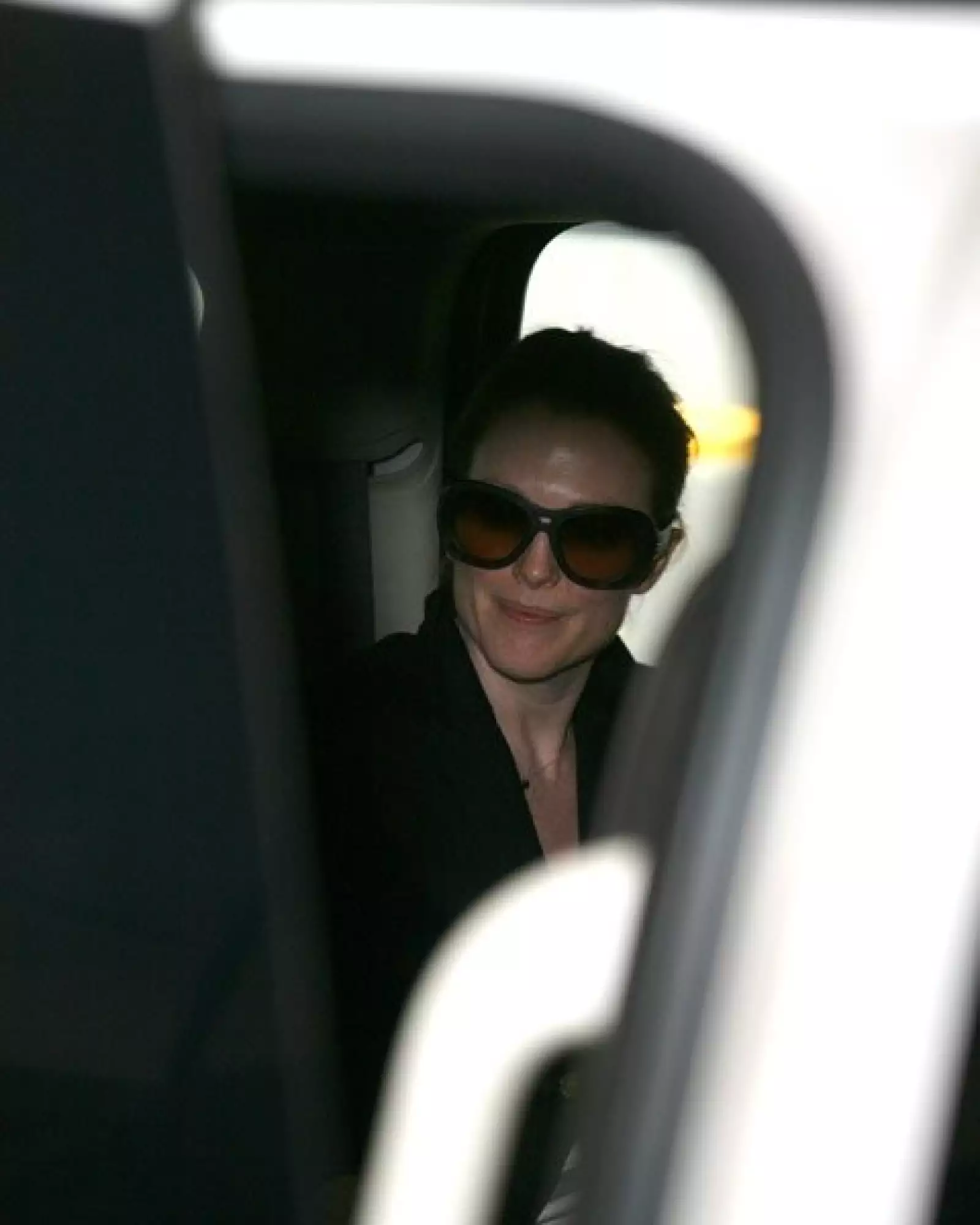 La actriz abordó una camioneta que la transportó al hotel donde se hospedará.