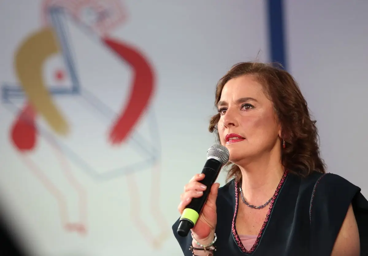 Beatriz Gutiérrez Müller durante la charla “El placer de leer” como parte de las actividades en el marco de la XXII Feria Internacional del Libro en el Zócalo Capitalino.