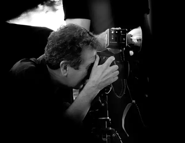 El fotógrafo peruano es conocido por capturar los momentos más íntimos de las personas tras la lente.