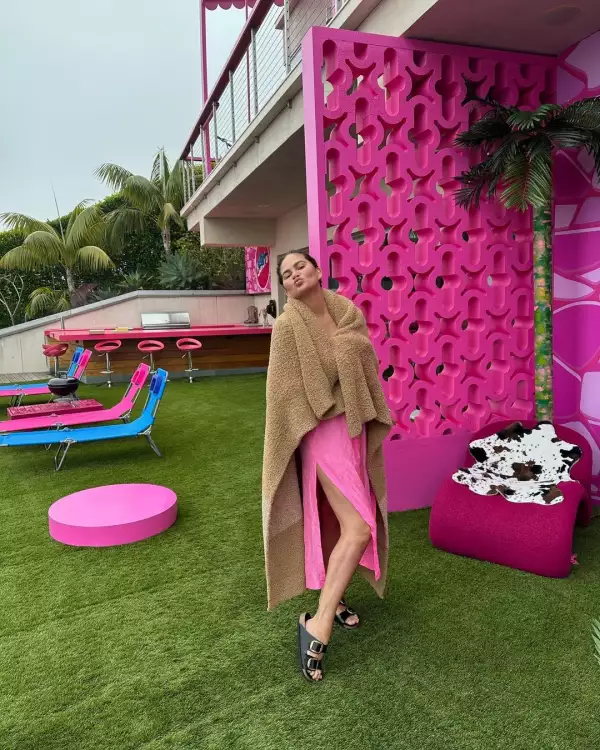 Chrissy Teigen documentó su visita a la casa de Ken en Instagram.