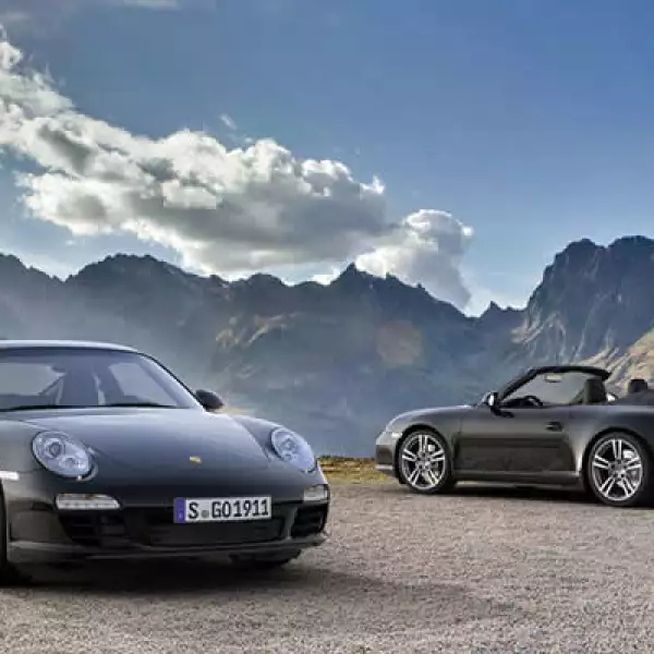 Bajo el cofre tiene un motor de 6 cilindros capaz de entregar hasta 345 caballos de fuerza, y alcanzar una velocidad de 0 a 100 kilómetros por hora (km/h) en tan sólo 4.9 segundos. Su velocidad máxima es de 289 km/h.