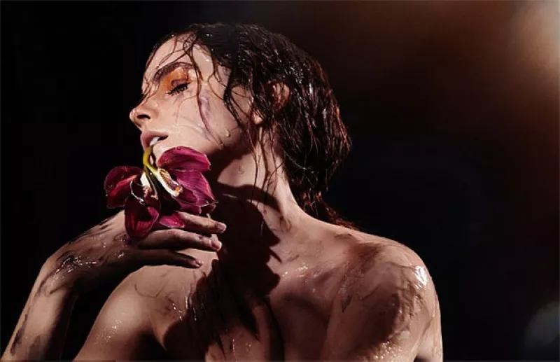 La actriz reconfirma que ya no es la pequeña Hermione que conocimos en Harry Potter, ahora posa en poca ropa para una campaña en pro del medio ambiente.