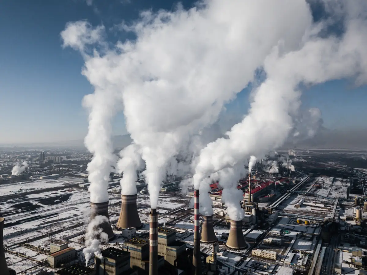 Vista aérea de la central eléctrica de carbón en invierno