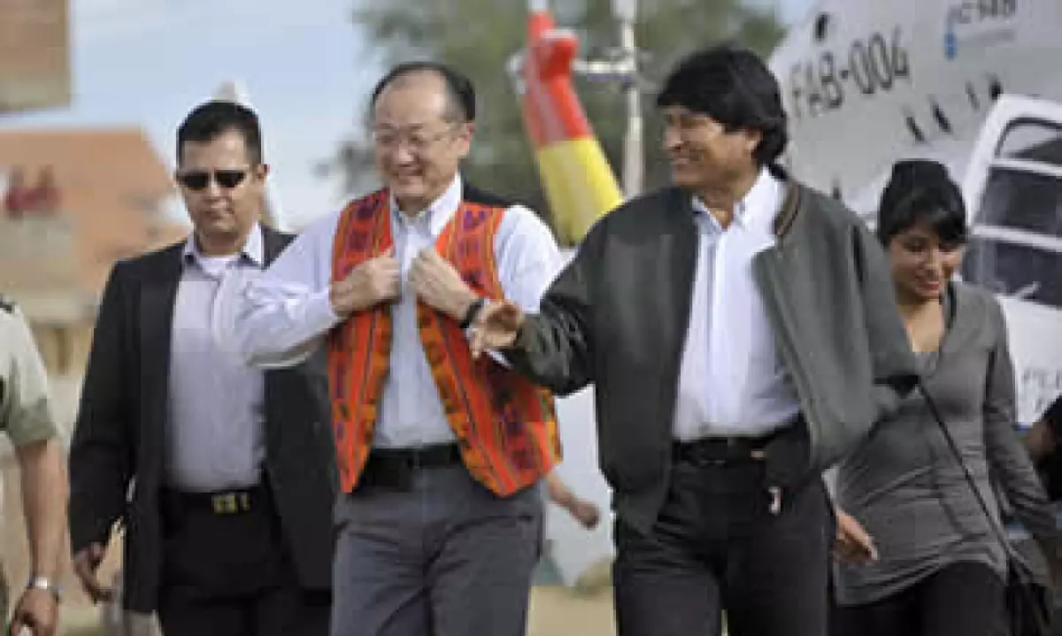 El presidente del organismo, Jim Yong Kim (izquierda), hizo su primera visita oficial al país. (Foto: Reuters)