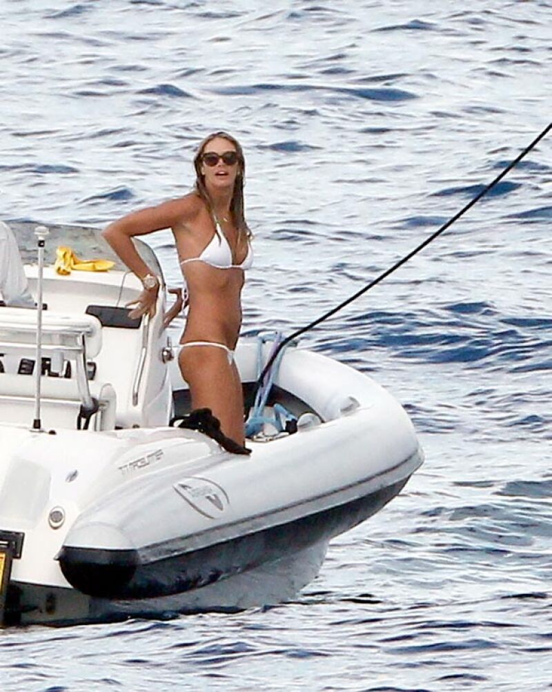 No cabe duda que la modelo y madre de dos hijos se mantiene más joven, atlética y radiante que nunca, siendo una de las mujeres más sexys del verano al lucirse en St. Tropez.