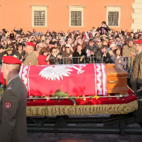 Cortejo fúnebre que contiene los restos mortales de la pareja presidencial