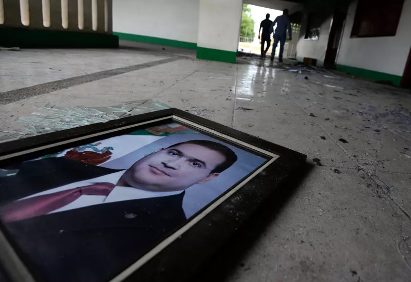 Gobernador con licencia prófugo