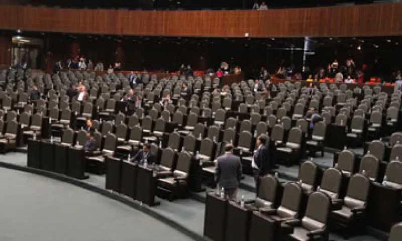 Con el salón de plenos desolado, la sesión inició al medio día de este sábado en la Cámara de Diputados. (Foto: Notimex)