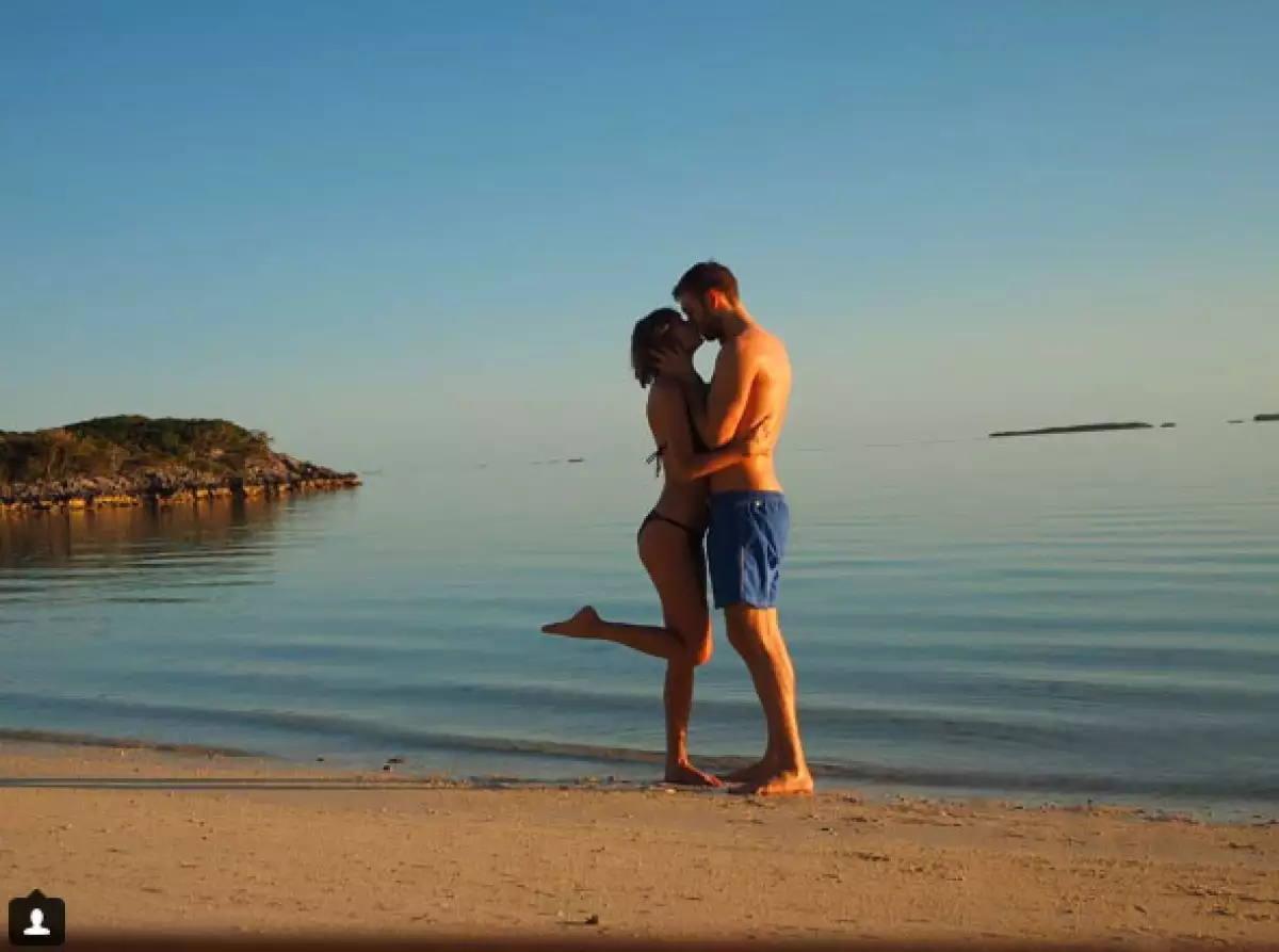 Después de cumplir un año de relación, la pareja por fin se ha dado un tiempo para disfrutar de un tiempo juntos en la playa.