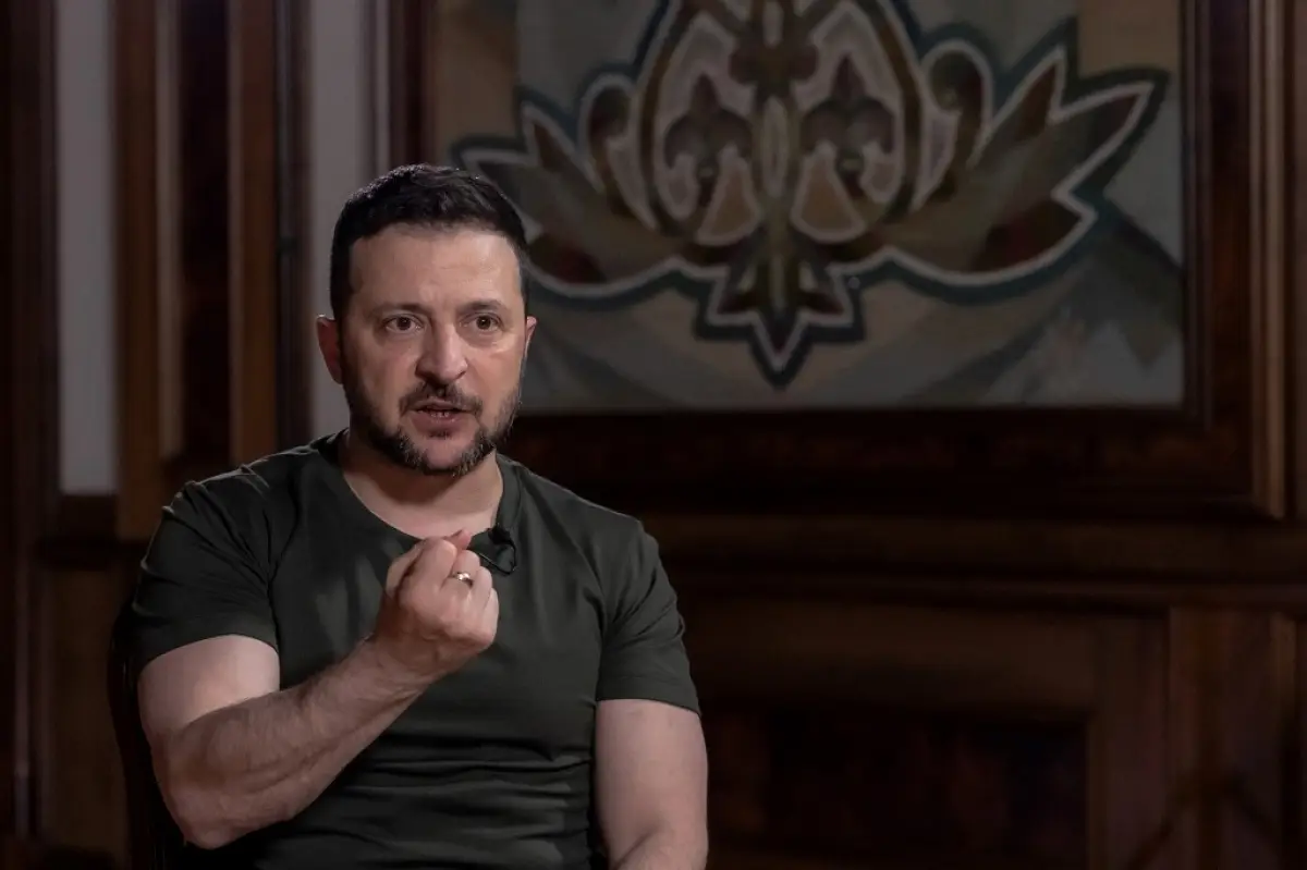 El presidente ucraniano Volodymyr Zelensky habla durante una entrevista con la AFP en la Oficina Presidencial de Kiev, el 17 de mayo de 2024, en medio de la invasión rusa de Ucrania.