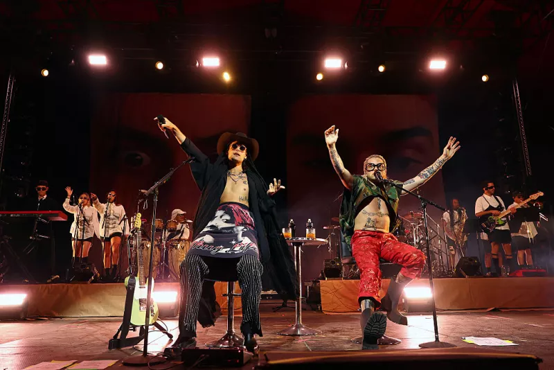 Foto de Ca7riel y Paco Amoroso durante su concierto en el Coachella 2025.