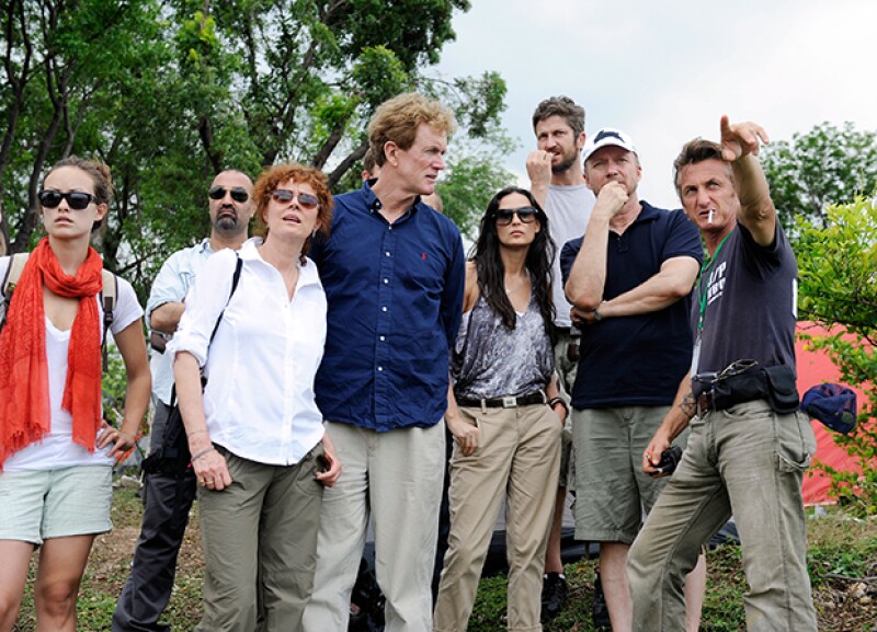 Olivia Wilde, Susan Sarandon, Dr. Bob Arnot, Demi Moore, Gerard Butler y Paul Haggis planeando la construcción de una escuela tras el terremoto de Haití en 2010.