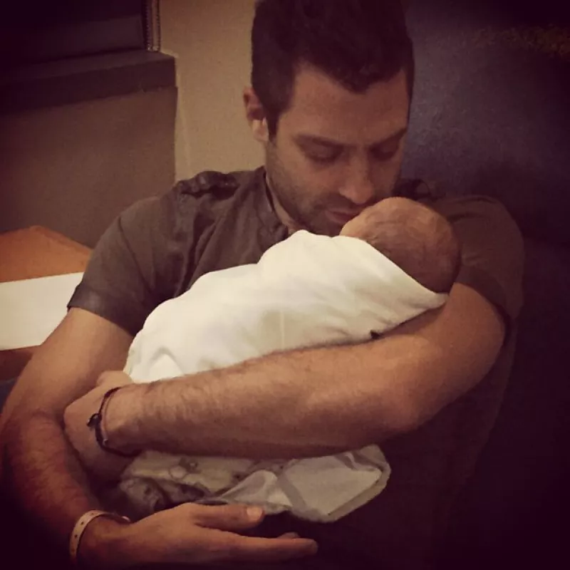 El cantante agradeció los buenos deseos por el nacimiento de su segunda bebé y compartió una tierna imagen con ella en Instagram.