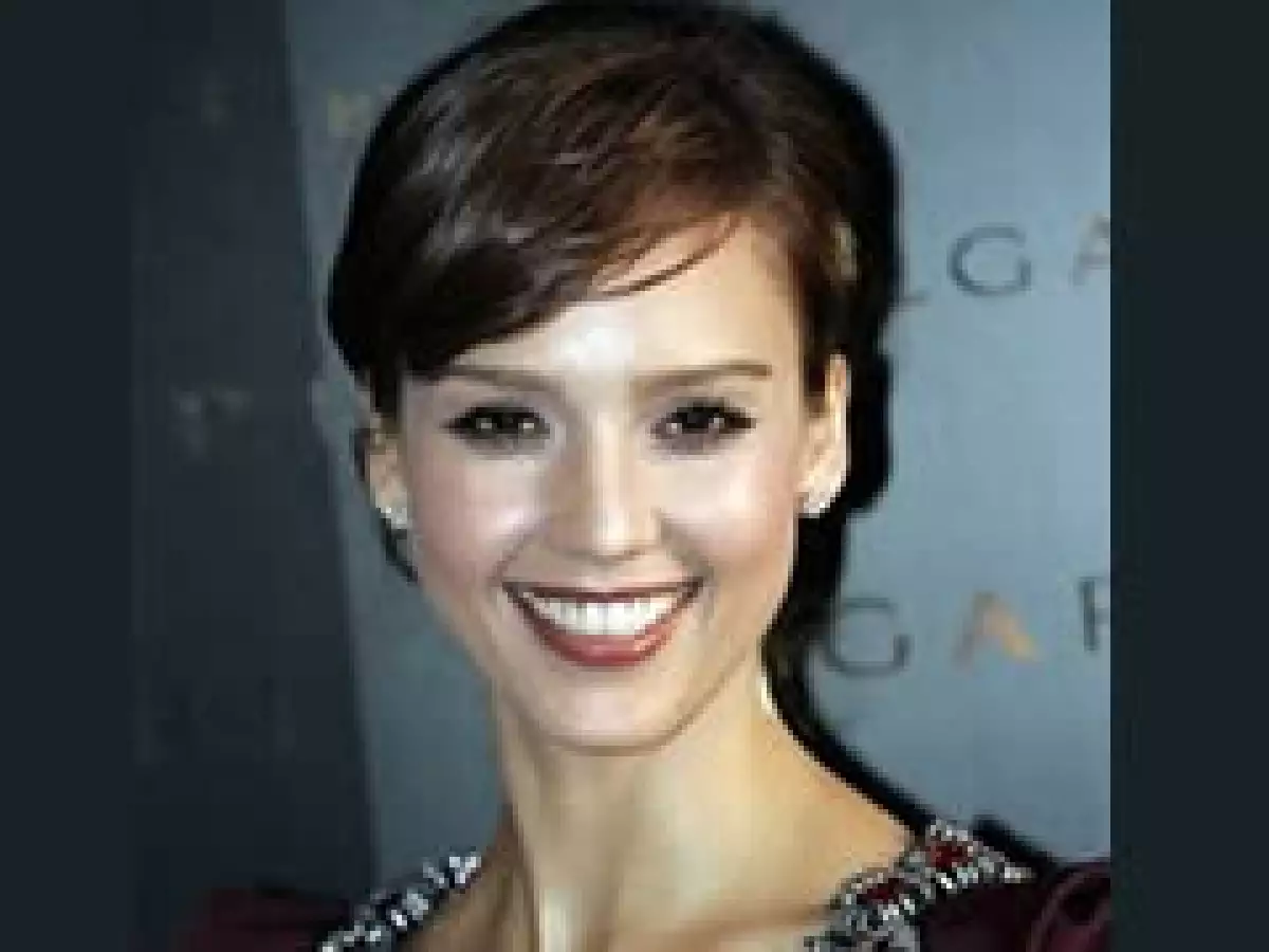 La actriz tapizó una casa en Oklahoma con carteles de la organización United Way en contra de la caza de tiburones blancos. (Foto: AP)