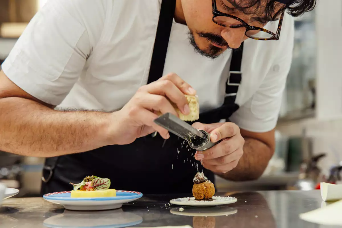 Foto del chef creativo Iván Arias, que diseña menús para Clase Azul Tequila